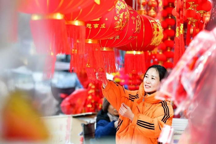 Người dân chọn mua đồ trang trí Tết Nguyên đán tại tỉnh An Huy, Trung Quốc, ngày 1/2/2024. (Ảnh: THX/TTXVN)