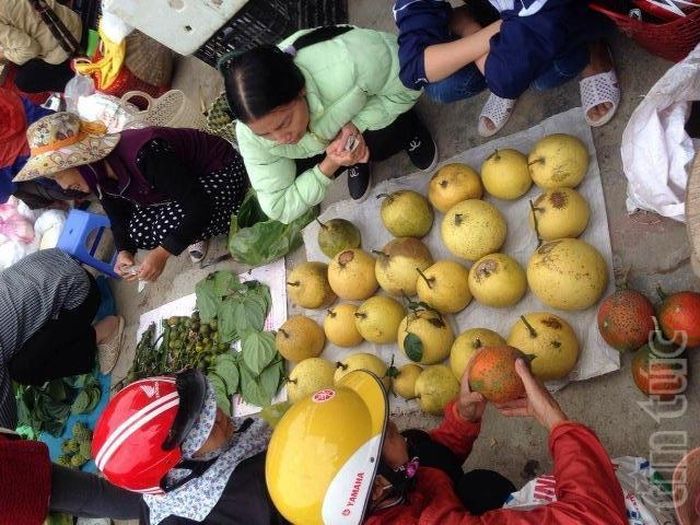 Phiên chợ Tết náo nức từ làng trên đến xóm dưới, bao sản vật vườn nhà đều được mang ra, từ quả bưởi, quả gấc, lá trầu... Ảnh: Xuân Phong/báo Tin tức