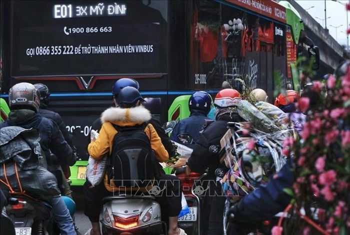 Dù tất bật, nhưng hành trình “trở về quê ăn Tết” vẫn cứ là cuộc hành trình được trông đợi nhất trong năm. Ảnh: Tuấn Anh/TTXVN
