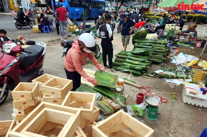 Lá dong được bày bán nhiều trong phiên chợ Tết. Ảnh: Mạnh Linh/báo Tin tức