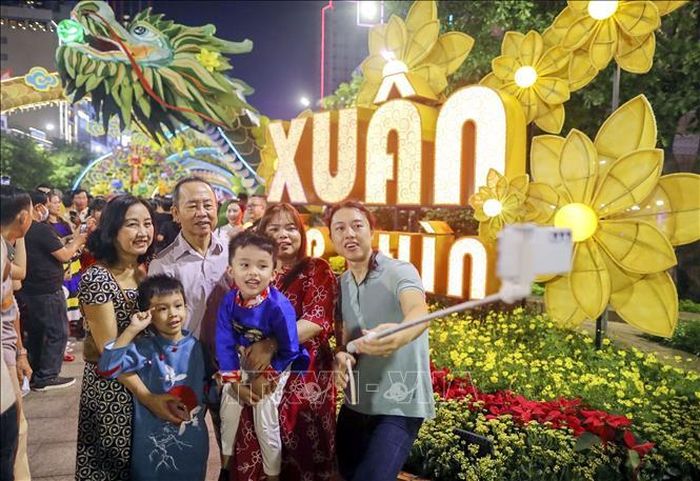 Đông đảo người dân dạo chơi chờ đón thời khắc giao thừa Xuân Giáp Thìn 2024 tại phố đi bộ Nguyễn Huệ (TP Hồ Chí Minh). Ảnh: Thanh Vũ/TTXVN