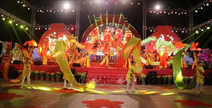 Tiết mục văn nghệ biểu diễn đón giao thừa Tết Nguyên đán Giáp Thìn, mừng năm mới 2024 tại thành phố Rạch Giá, tỉnh Kiên Giang. Ảnh: Lê Huy Hải/TTXVN
