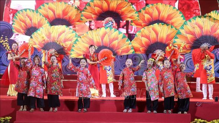 Tiết mục văn nghệ biểu diễn đón giao thừa Tết Nguyên đán Giáp Thìn, mừng năm mới 2024 tại thành phố Rạch Giá, tỉnh Kiên Giang. Ảnh: Lê Huy Hải/TTXVN