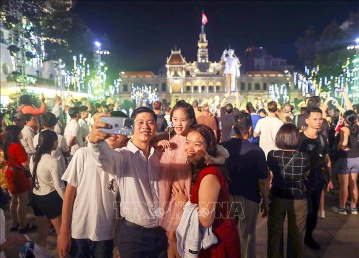 Đông đảo người dân dạo chơi chờ đón thời khắc giao thừa Xuân Giáp Thìn 2024 tại phố đi bộ Nguyễn Huệ (TP Hồ Chí Minh). Ảnh: Thanh Vũ/TTXVN