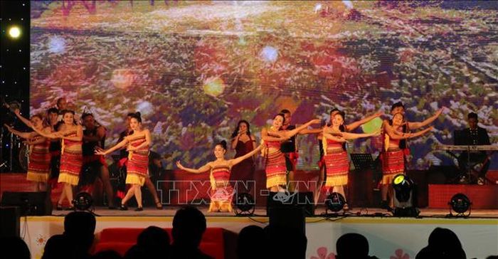 Tại Quảng trường 10 - 3 thành phố Buôn Ma Thuột (Đắk Lắk) diễn ra chương trình nghệ thuật mừng Đảng, mừng Xuân phục vụ nhân dân và du khách. Ảnh: Anh Dũng/TTXVN