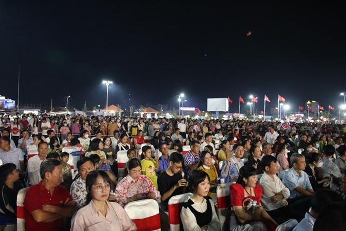 Đông đảo người dân tham gia chương trình nghệ thuật đón chào năm mới Xuân Giáp Thìn 2024