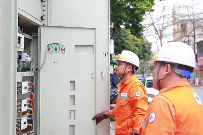  Công nhân Đội quản lý tổng hợp Cốc Lếu kiểm tra trạm biến áp. 