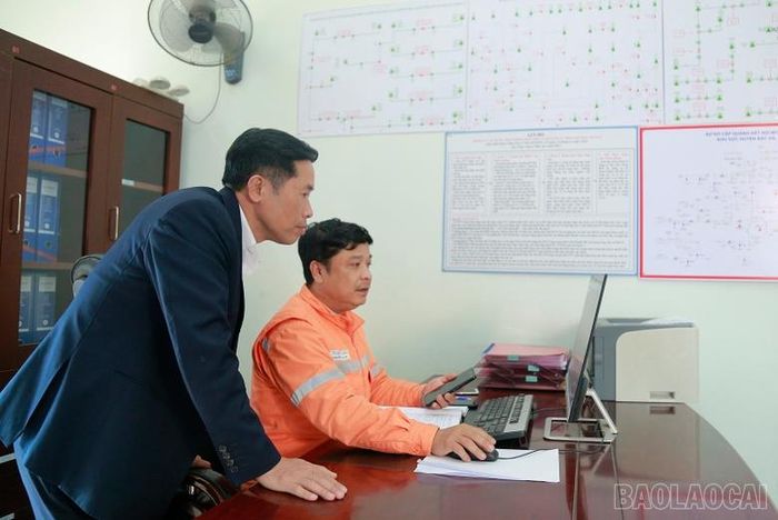  Lãnh đạo Điện lực Bắc Hà tham gia ca trực cùng cán bộ, nhân viên. 
