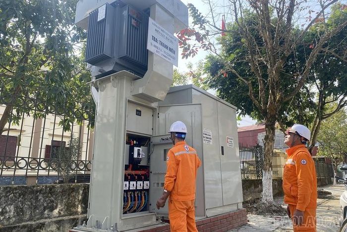  Công nhân điện lực tạm gác lại niềm vui riêng để dòng điện thông suốt trong những ngày Tết. 