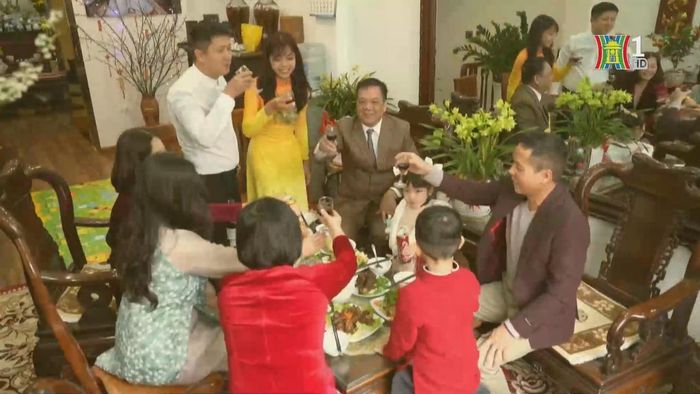 Sau lễ cúng Tất niên, mọi thành viên gia đình quay quần với nhau trong bữa cơm ngày cuối cùng của năm.