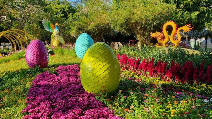 Tại Công viên trung tâm thành phố Vũng Tàu còn có đại cảnh Cha Rồng, Mẹ Tiên với sự tích trăm trứng.