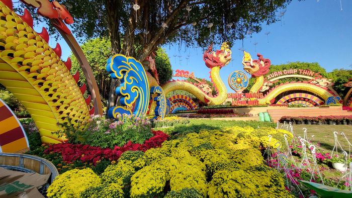 Đôi rồng hướng ra phía biển, biểu hiện khát vọng vươn xa hơn, bay cao hơn trong năm mới Giáp Thìn.