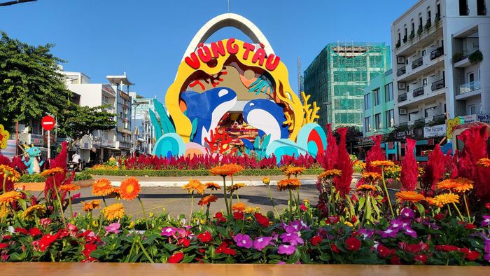 Cùng với hoa tươi khoe sắc, những đại cảnh rồng chào đón năm mới Giáp Thìn đã, đang và sẽ là những điểm nhấn thu hút du khách vui Xuân trong Tết này.