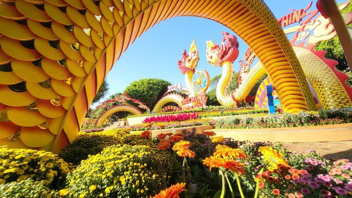 Thân rồng dài hơn 70m uốn lượn quanh công viên.