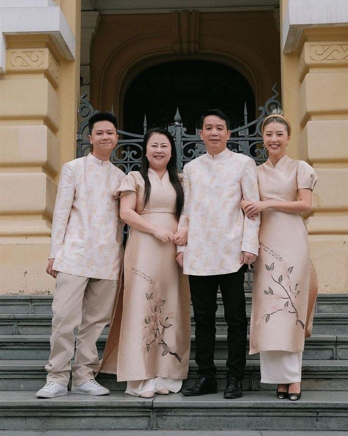 Từ năm 2017, fashionista "ghi điểm" với truyền thống chụp ảnh gia đình vào mùng 1 Tết. Cô khéo léo lựa chọn các thiết kế trang phục với màu sắc ton sur ton cho các thành viên.