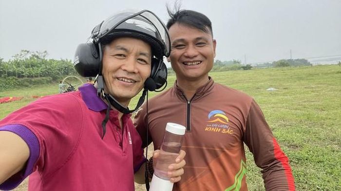 Tác giả và anh Đàm Hào Huy - người ước mơ phổ biến môn dù lượn trên khắp Việt Nam