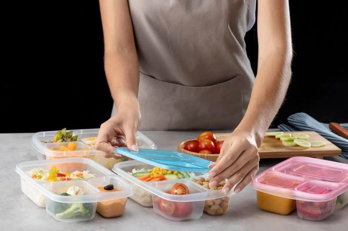 Thực phẩm nên được bỏ trong hộp nhựa đậy kín để đảm bảo không bị ám mùi hay lây nhiễm chéo vi khuẩn. Ảnh: Pexels.