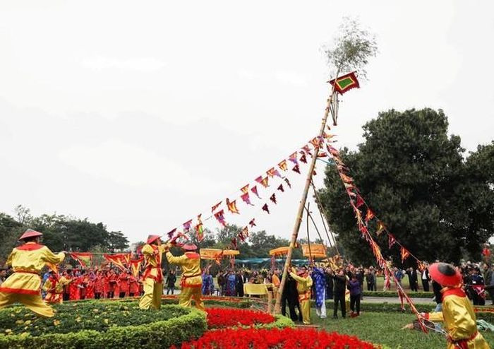 Dựng cây nêu ngày Tét tại Hoàng thành Thăng Long. Ảnh TTXVN