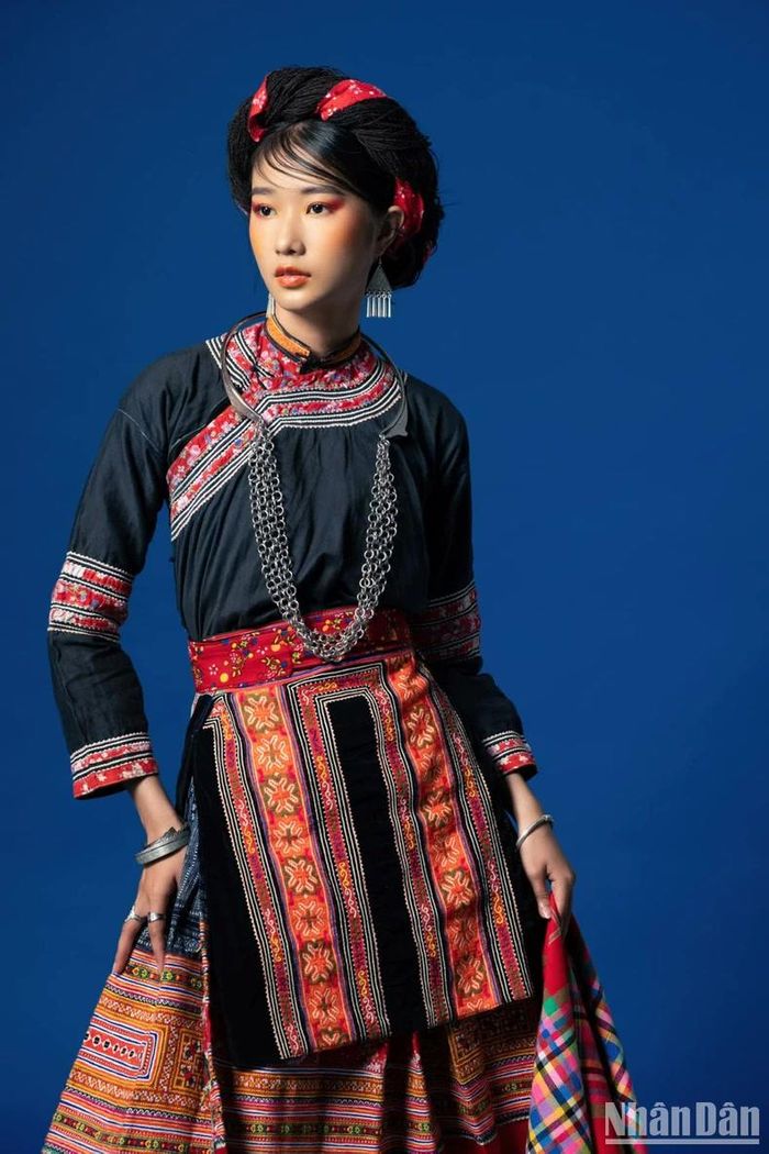 Trang phục của người Mông Hoa tại huyện Bắc Hà, tỉnh Lào Cai.
