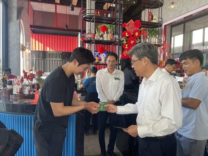 Ông Nguyễn Minh, Phó Chủ tịch Ủy ban nhân dân tỉnh Bình Thuận lì xì cho du khách.