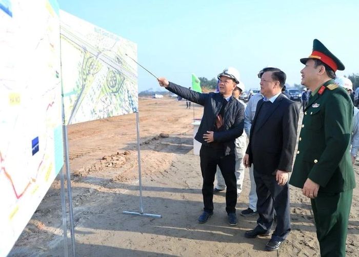 Đồng chí Đinh Tiến Dũng kiểm tra tiến độ dự án đường Vành đai 4-Vùng Thủ đô tại huyện Mê Linh, Hà Nội.