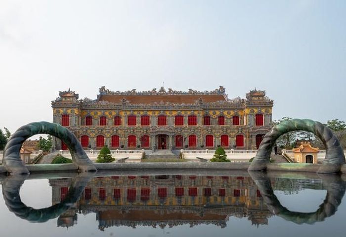 Ngôi điện vừa hoàn thành phục dựng.