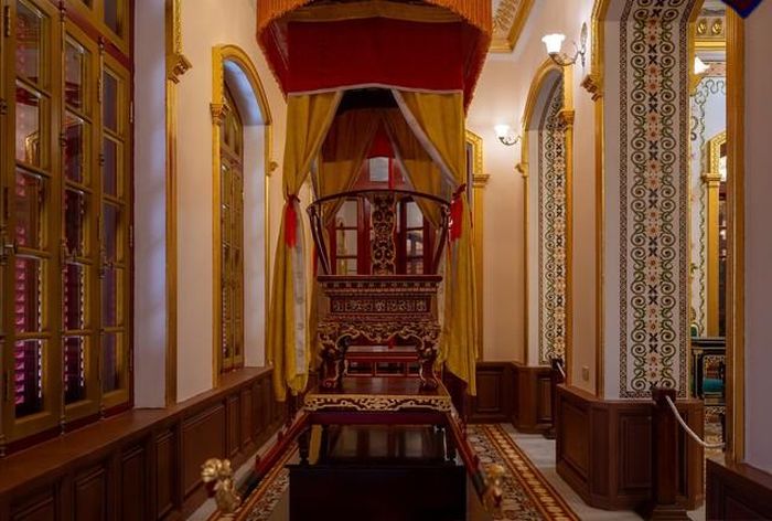 Kiến Trung là một tòa nhà nguy nga.