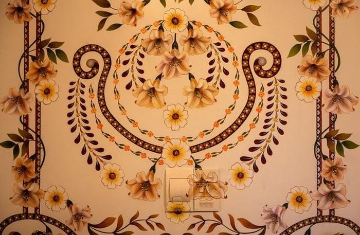 Hoa văn bên trong điện.