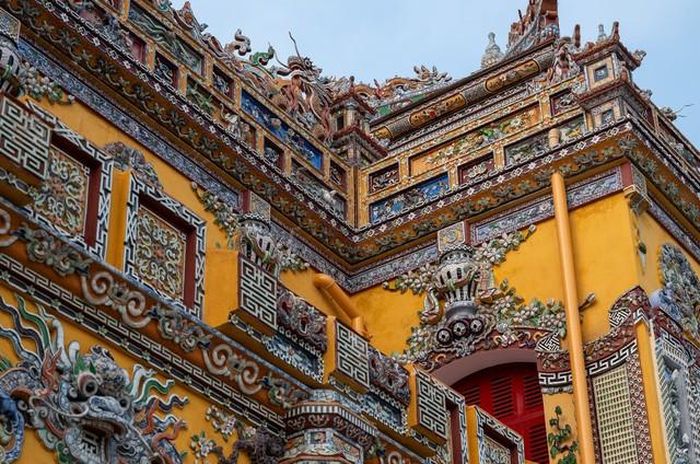 Hoa văn bên ngoài được khảm sành sứ.
