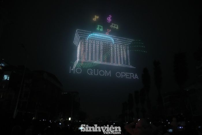 Nhà hát Hồ Gươm.
