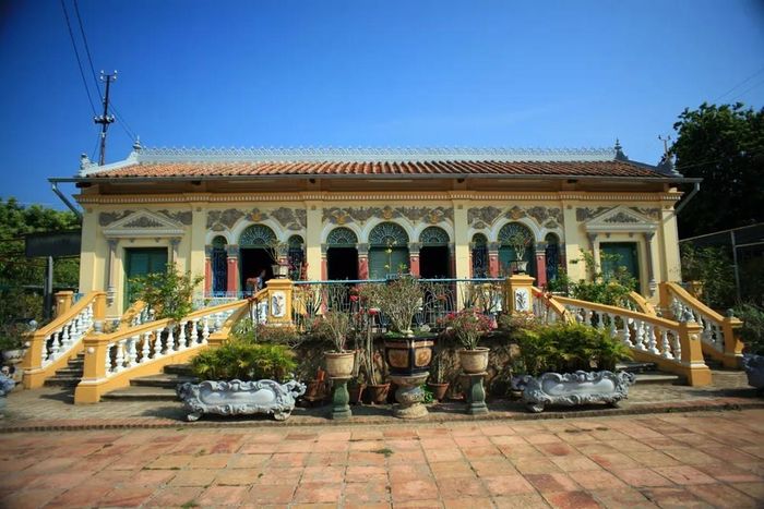 Ngôi nhà được xây dựng từ năm 1870 thuộc sở hữu của nhà họ Dương. Công trình có sự giao thoa giữa kiến trúc phương Đông Phương và phương Tây độc đáo. Ảnh: Happynest