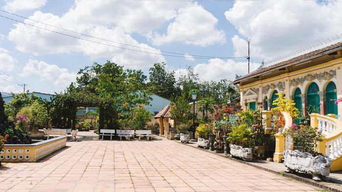 Tọa lạc trên khuôn viên rộng khoảng 6.000m2, ngôi nhà có khoảng sân rộng với bể cảnh và non bộ. Ảnh: Thamhiemmekong