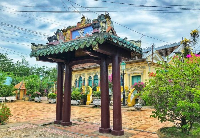 Cổng phụ xây theo kiến trúc Á Đông. Ảnh: Thamhiemmekong