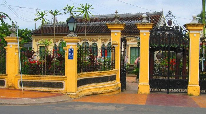 Cổng kiên cố bằng bê tông và sắt theo kiểu dinh thự Pháp. Ảnh: Thamhiemmekong