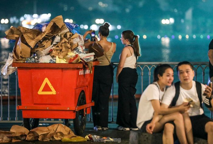 Hàng loạt thùng rác bị quá tải, rác thải tràn ra ngoài chất thành đống lớn.