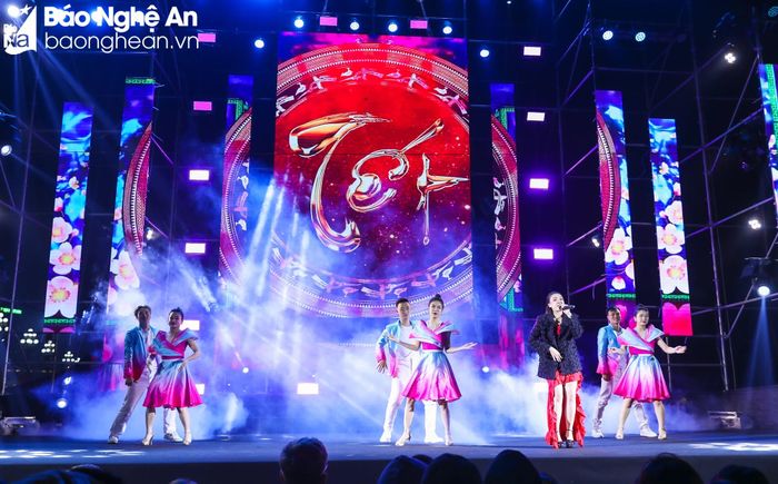 Đêm hội Tuổi trẻ “Vinh Youthful Countdown 2024” gồm nhiều tiết mục ca, múa, nhảy hiện đại đặc sắc. Ảnh: Đức Anh.