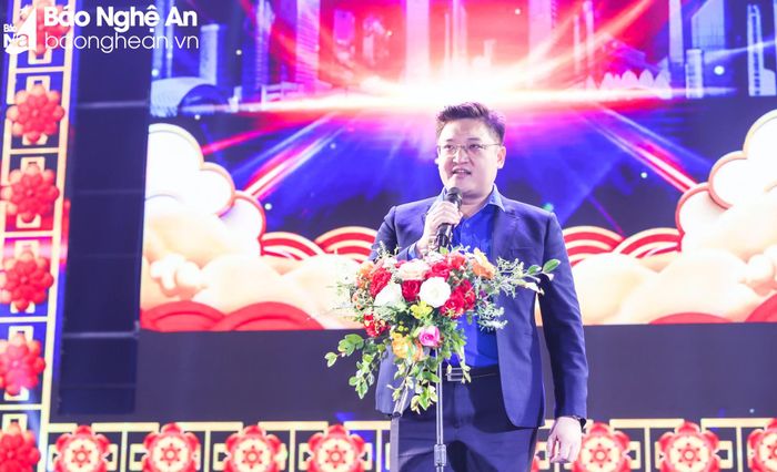 Anh Hồ Đức Việt - Bí thư Thành đoàn Vinh phát biểu khai mạc Đêm hội Tuổi trẻ “Vinh Youthful Countdown 2024”. Ảnh: Đức Anh.