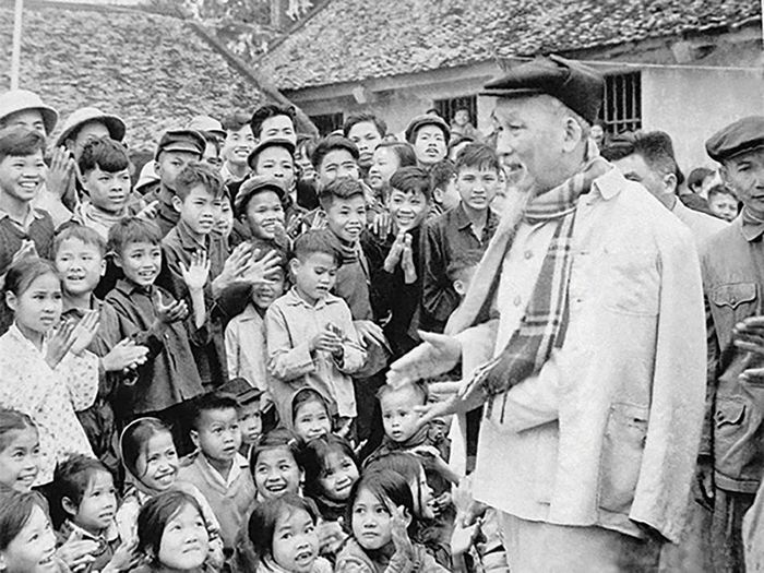  Chủ tịch Hồ Chí Minh nói chuyện với các cháu thiếu nhi trong dịp Người về thăm và chúc Tết đồng bào tỉnh Hà Bắc (Bắc Giang, Bắc Ninh ngày nay), Xuân Đinh Mùi, 9/2/1967. Ảnh: Tư liệu 