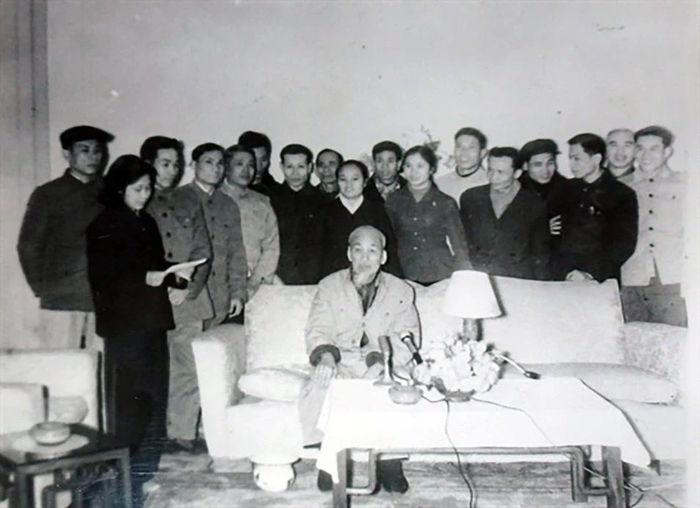  Chủ tịch Hồ Chí Minh và cán bộ cơ quan Văn phòng Chủ tịch phủ và Đài Tiếng nói Việt Nam sau buổi ghi âm đọc thư chúc Tết Xuân Đinh Dậu 1969. 