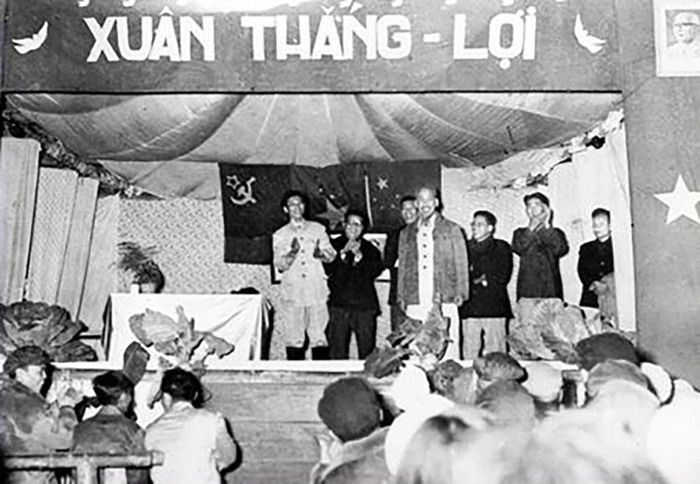  Ngày Tết là dịp mỗi người dân Việt Nam nhớ về Bác nhiều hơn. Ảnh: Tư liệu 