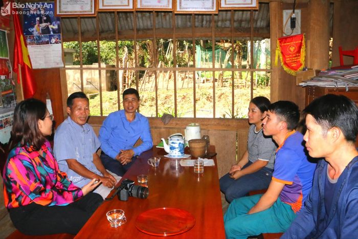 Người uy tín và cán bộ bản Na Hang, xã Mai Sơn (Tương Dương) trao đổi về hương ước bảo vệ rừng của bản. Ảnh: Quỳnh An