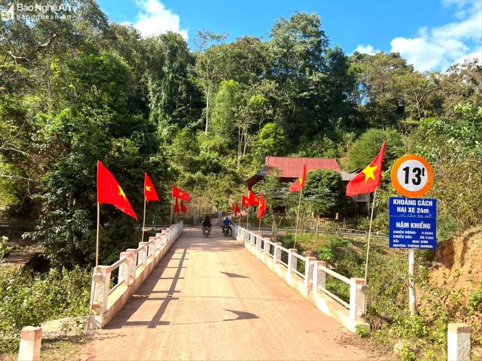 Đường vào bản Na Hang, xã Mai Sơn, huyện Tương Dương. Ảnh: Khánh Ly