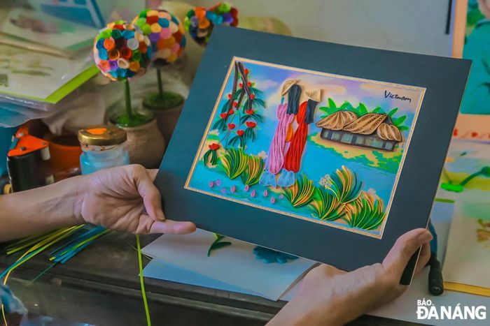 Những sản phẩm thiệp, tranh giấy xoắn do chị Láng làm ra có mẫu mã đẹp, đa dạng chủ đề và sinh động.