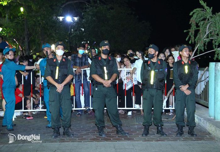 Lực lương Công an giữ gìn an ninh khu vực diễn ra văn nghệ và bắn pháo hoa tại Công viên Nguyễn Văn Trị. Ảnh: Huy Anh