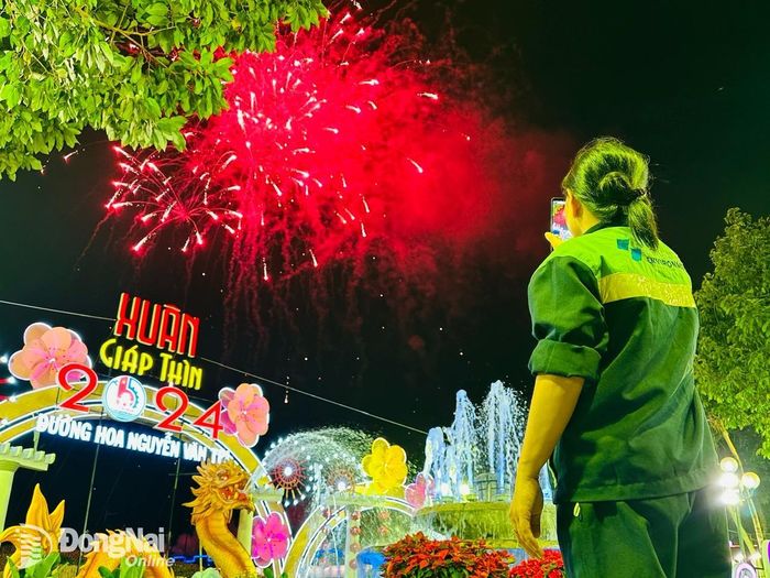Một công nhân vệ sinh của Công ty CP môi trường Sonadezi nghỉ ngơi đón năm mới sau một đêm vất vả thu gom rác