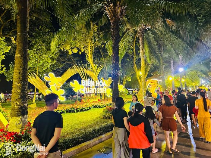 Dòng người đổ về Công viên phố đi bộ Nguyễn Văn Trị