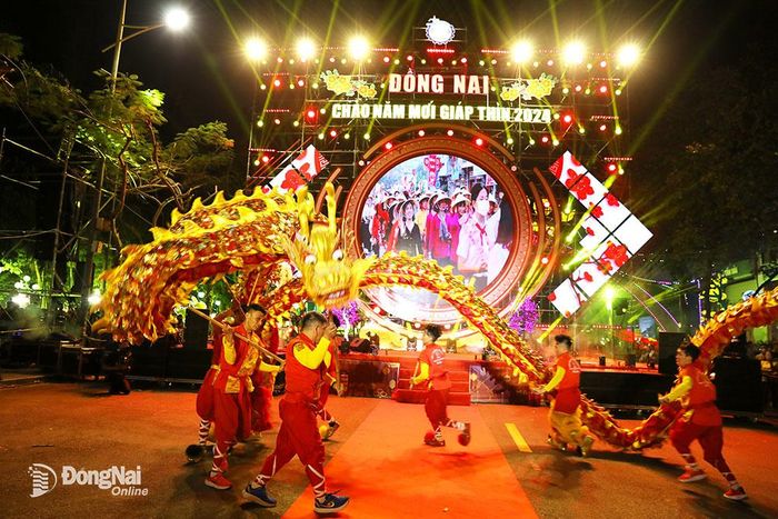 Biểu diễn múa rồng trong chương trình nghệ thuật Chào năm mới. Ảnh: Huy Anh