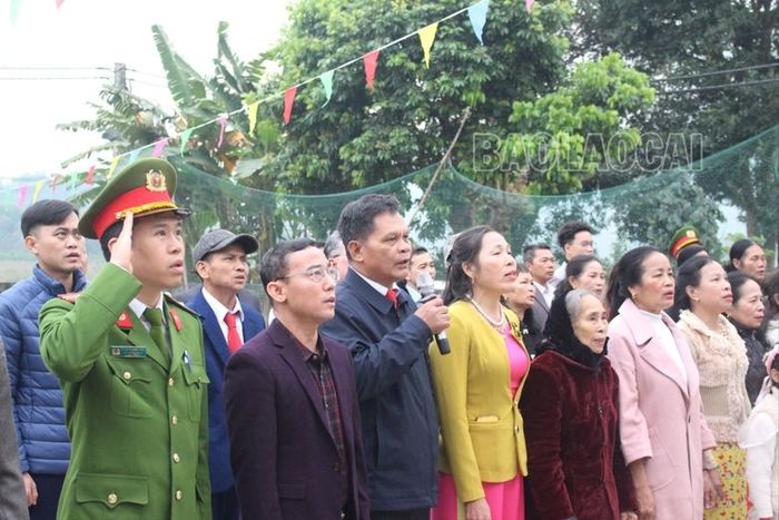 Đặc biệt, người dân đều tự hát Quốc ca mà không dùng nhạc loa đài.