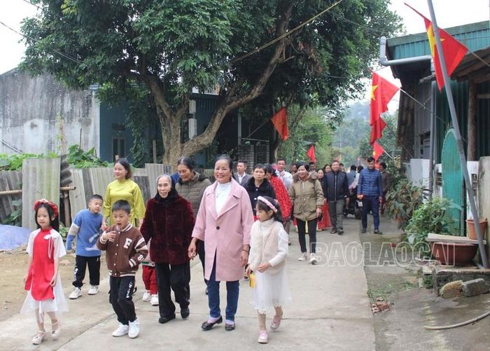 Người dân cùng đi chúc tết các nhà.