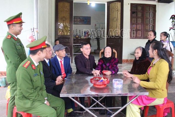 Đoàn đến chúc tết cụ Phạm Thị Nức, sinh năm 1924 (tròn 100 tuổi) ở thôn An San.